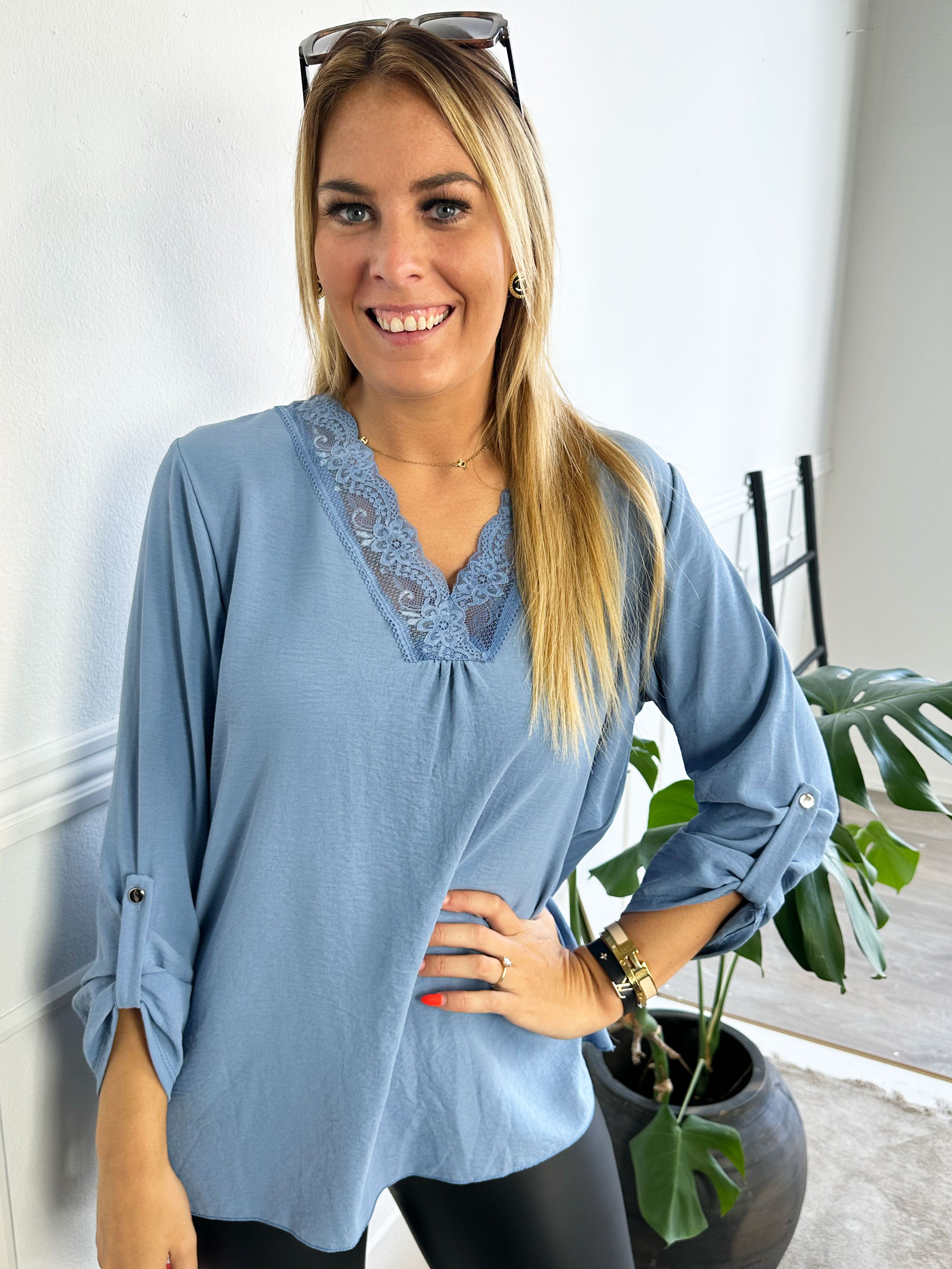 Elly Shirt - Simpel blus med spetskant